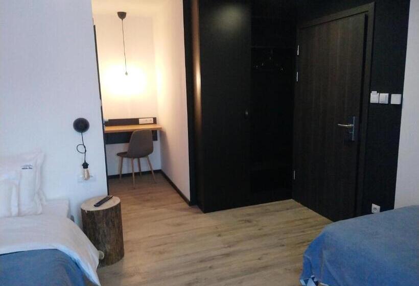 غرفة قياسية ثلاثية, Willowa Chata