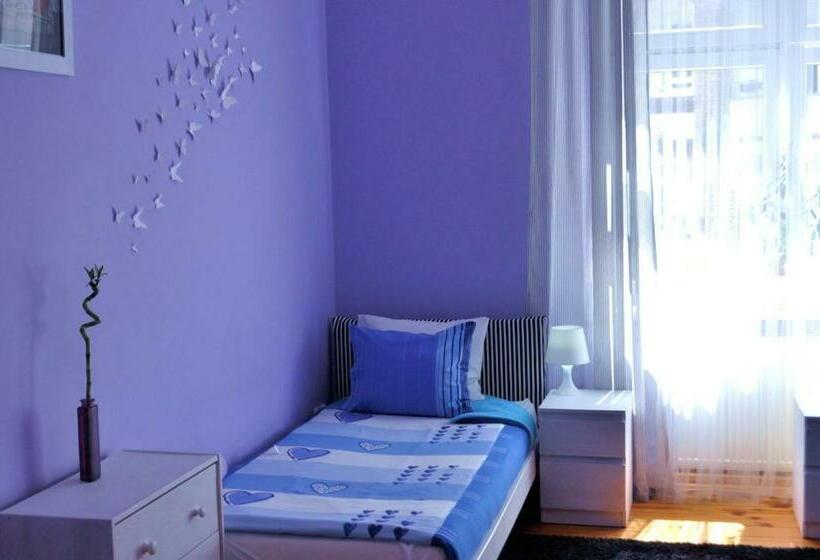 اتاق استاندارد, Happy House Hostel