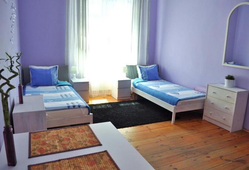 اتاق استاندارد, Happy House Hostel