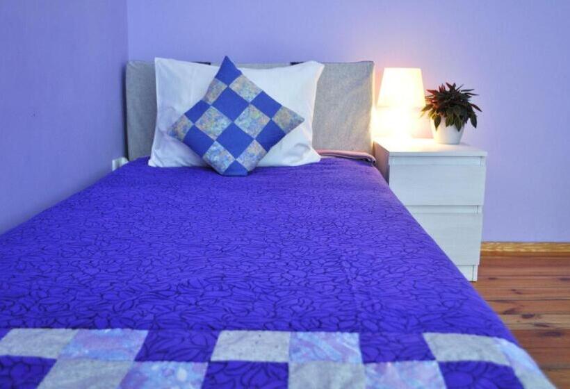 اتاق استاندارد سه نفره, Happy House Hostel