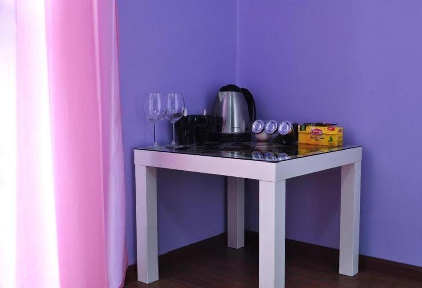 اتاق استاندارد سه نفره, Happy House Hostel