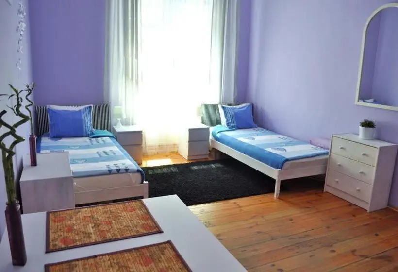اتاق استاندارد سه نفره, Happy House Hostel