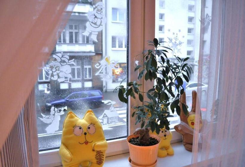 اتاق استاندارد سه نفره, Happy House Hostel