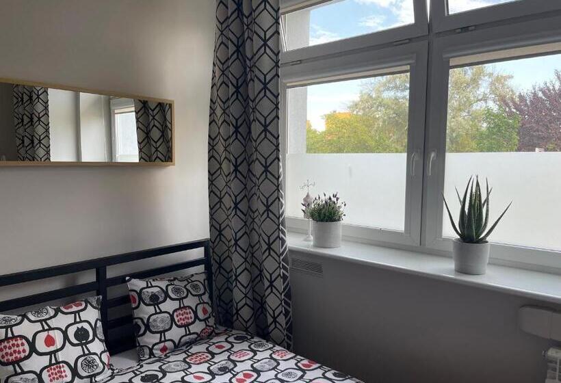 חדר סטנדרט לארבעה, Herohostel