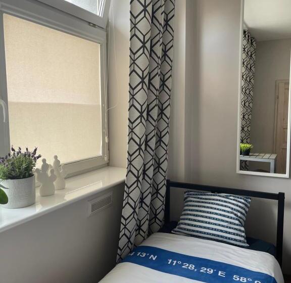 חדר סטנדרט לארבעה, Herohostel