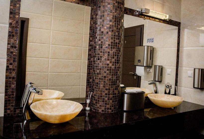 غرفة قياسية ثلاثية, Dwór Olimp