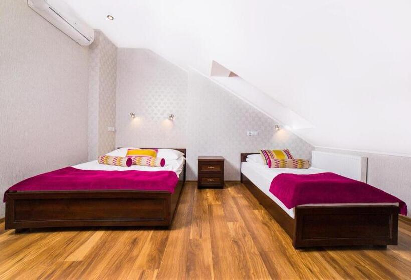 غرفة قياسية رباعية, Dwór Olimp