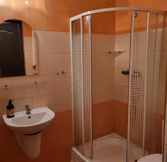 חדר בסיסי לשלושה, Ik Osir Lubawa