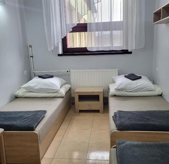 חדר בסיסי לשלושה, Ik Osir Lubawa