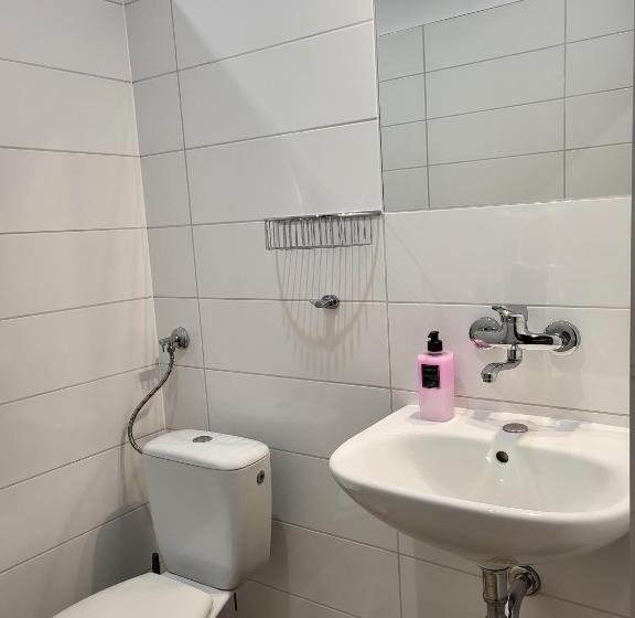 חדר בסיסי לשלושה, Ik Osir Lubawa