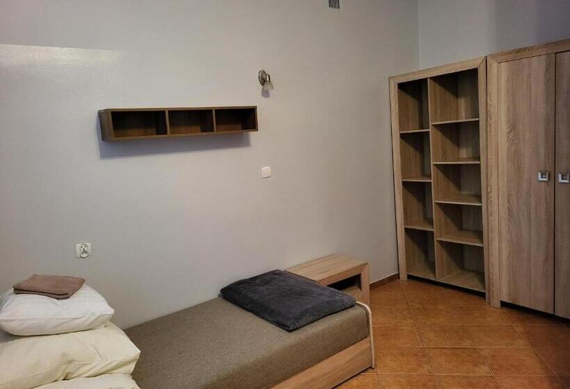 חדר בסיסי לשלושה, Ik Osir Lubawa