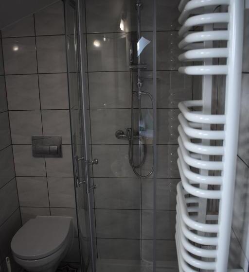 اتاق استاندارد چهار تخته, Newland Wójtowicz