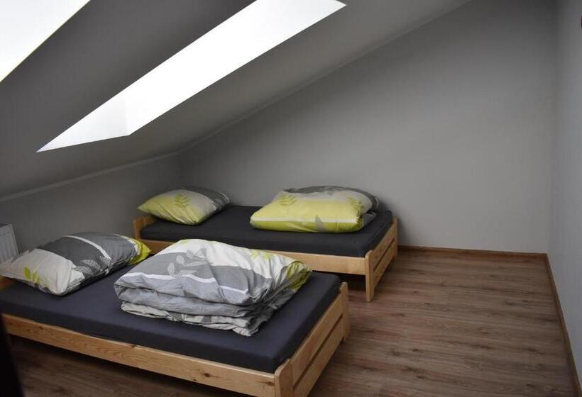 اتاق استاندارد چهار تخته, Newland Wójtowicz