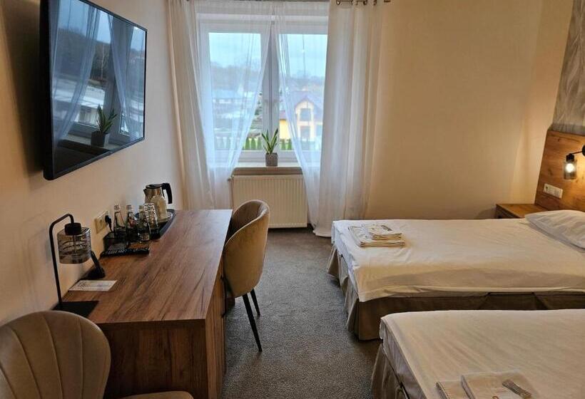 חדר קלאסי לשלושה, Onyx