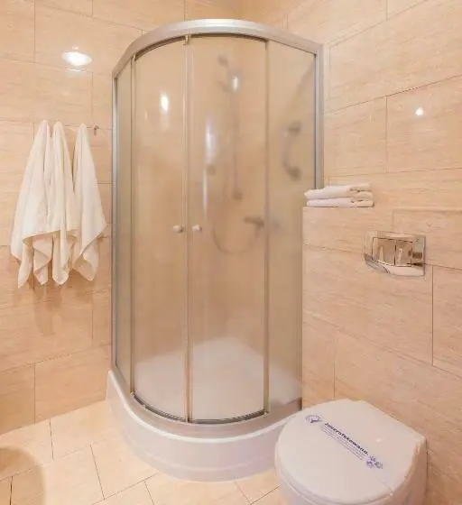 Standard Neljän Hengen Huone, Reśliński