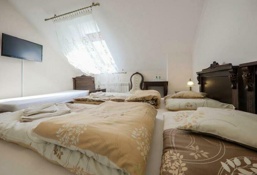 غرفة قياسية رباعية, Sękowski Dwór