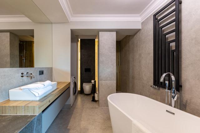 1 Bedroom Apartment Lake View, Leeloo