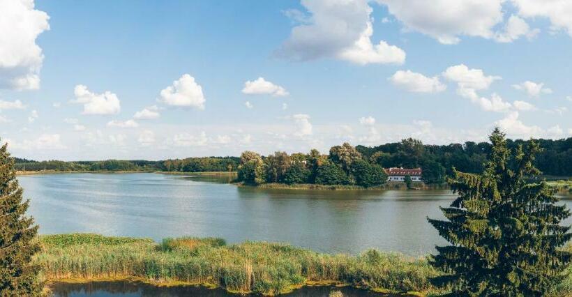 1 Bedroom Apartment Lake View, Leeloo