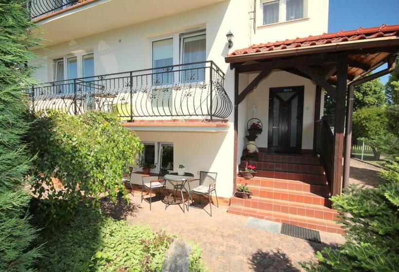 חדר בסיסי, Willa Atrium