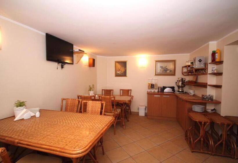 חדר בסיסי, Willa Atrium