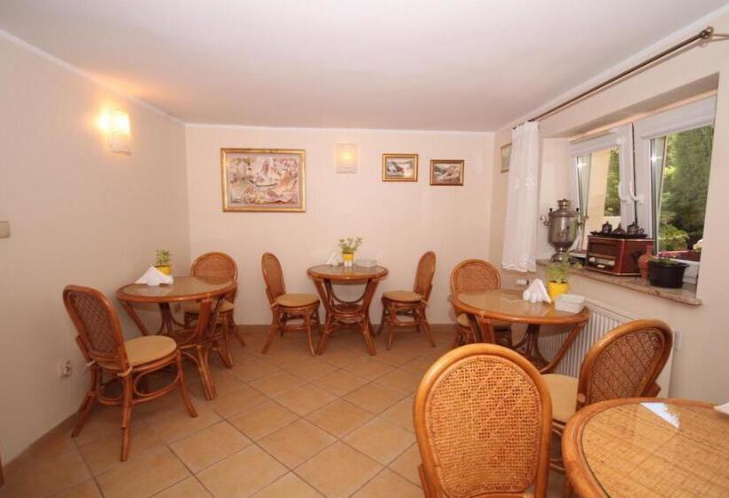 חדר בסיסי, Willa Atrium