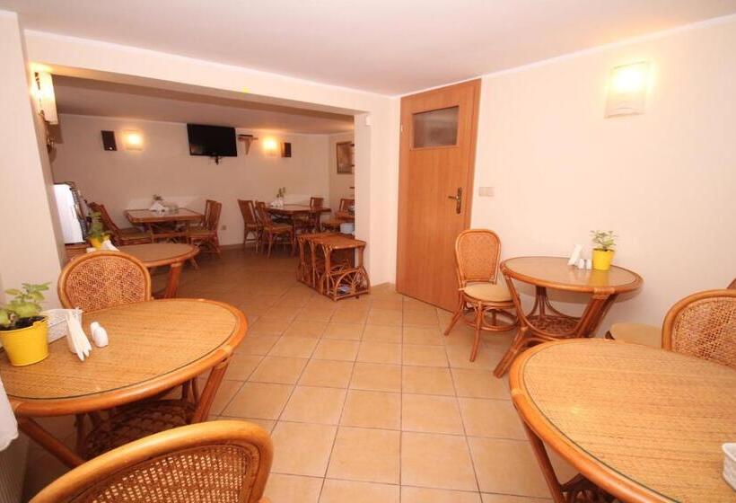 חדר בסיסי, Willa Atrium