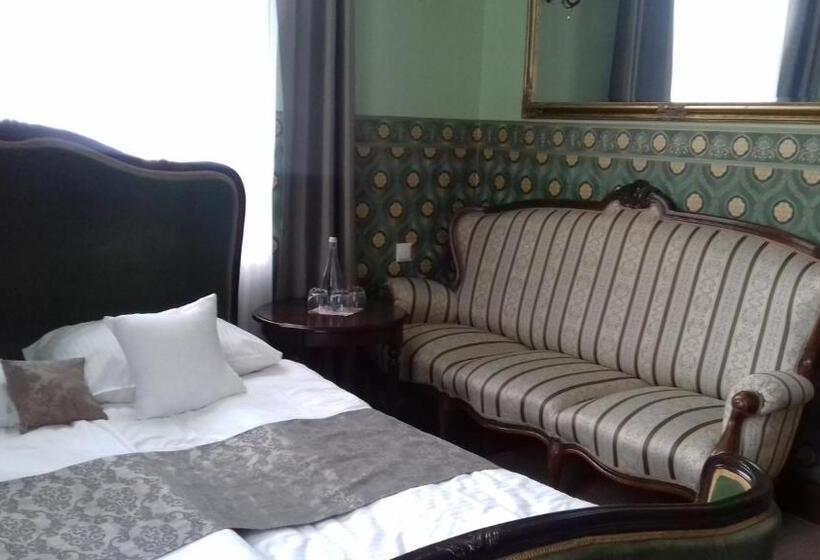 Quarto Triplo Estandar, Willa Kraj