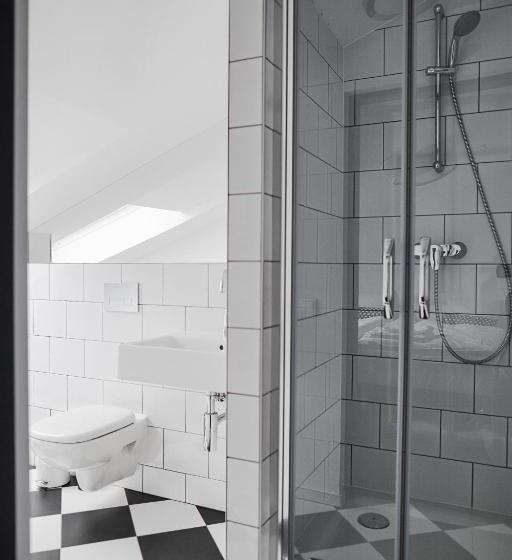 חדר אקונומי לארבעה, Biała Wstążka B&b