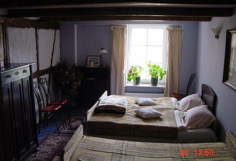 חדר סטנדרטי לארבעה עם חדר אמבטיה משותף, Agroturystyka Orzechowe Wzgórze