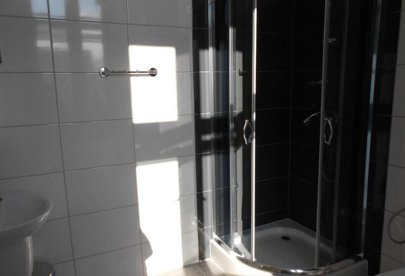 חדר סטנדרט לשלושה, Lubavia