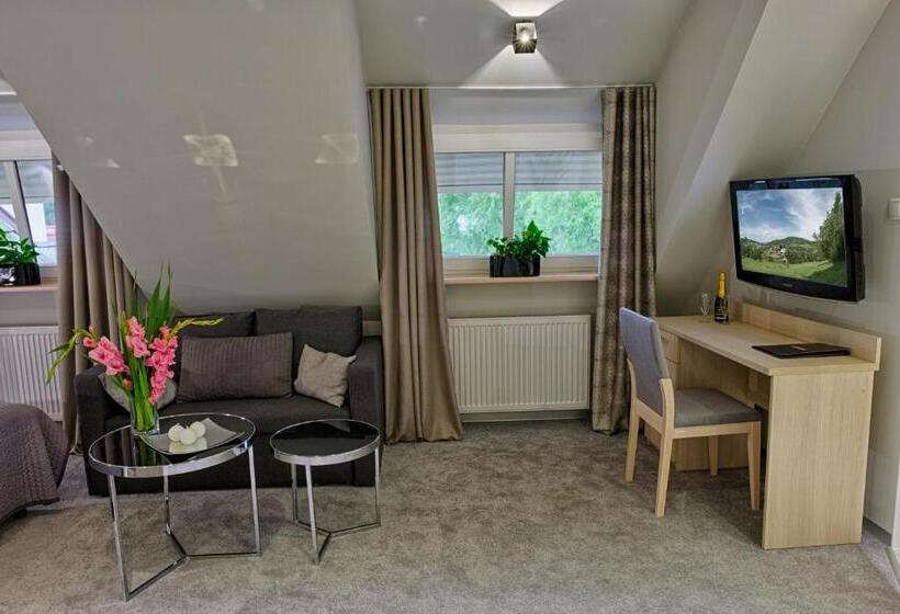 豪华工作室, Podjadek