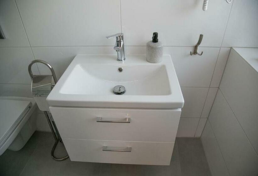 Номер Deluxe, Ik Corner