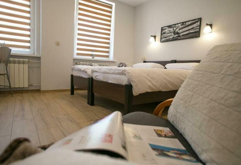 Номер Deluxe, Ik Corner