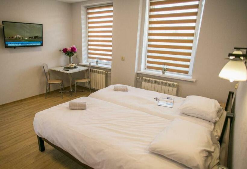 Номер Deluxe, Ik Corner