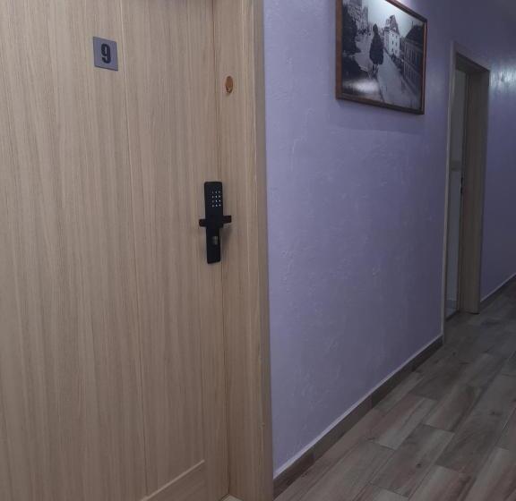 Номер Deluxe, Ik Corner