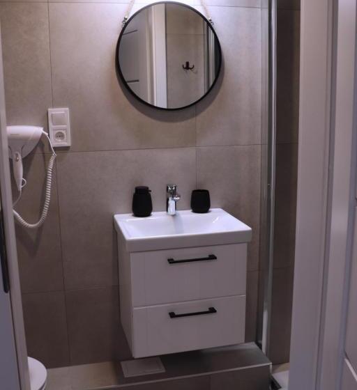 إستوديو قياسى مزودة بتراس, Podomek