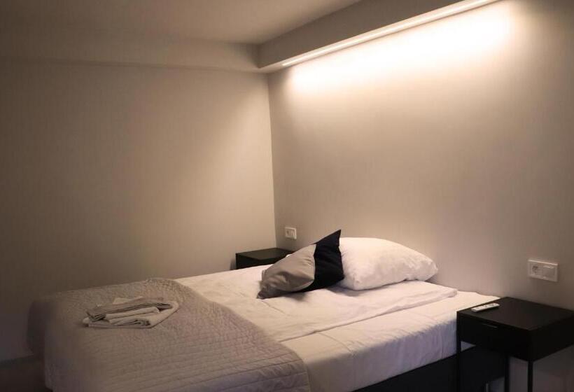 إستوديو قياسى مزودة بتراس, Podomek