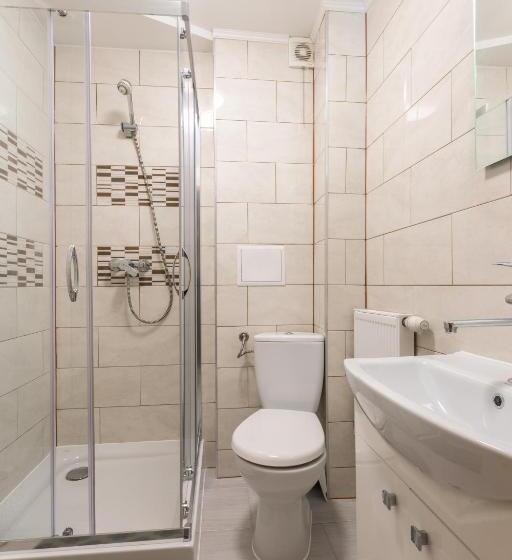 غرفة قياسية رباعية مزودة بشُرفة, Topaz