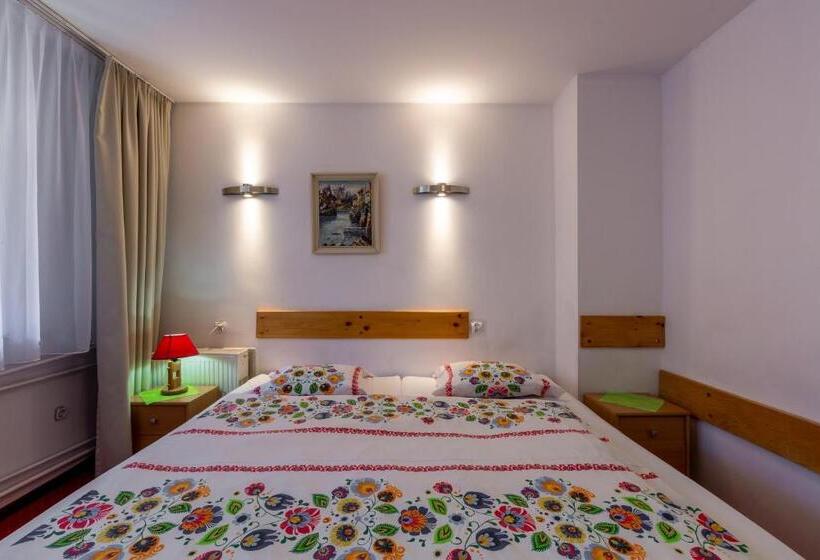 غرفة قياسية رباعية مزودة بشُرفة, Topaz