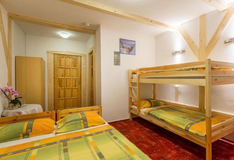 غرفة قياسية رباعية مزودة بشُرفة, Topaz