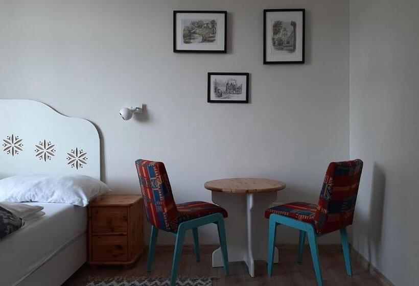 اتاق استاندارد چهار تخته, Willa Halinówka