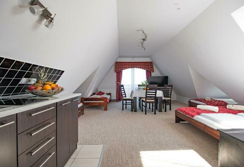 Четырехместный Номер Стандарт, Willa Szmaragd   śniadania   Zniżki Na Termy   Sauna   Bilard   Stoki Narciarskie