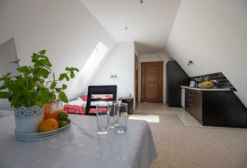 Четырехместный Номер Стандарт, Willa Szmaragd   śniadania   Zniżki Na Termy   Sauna   Bilard   Stoki Narciarskie