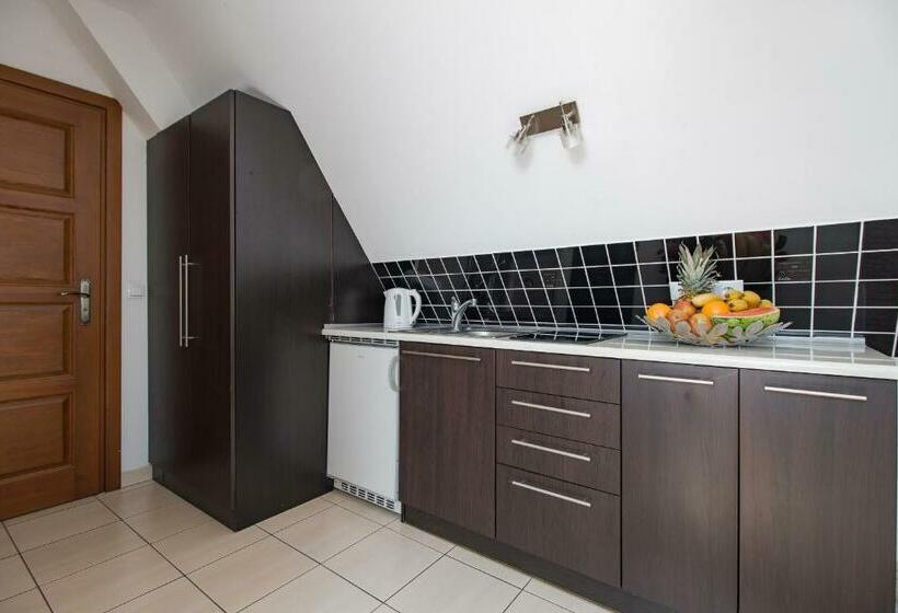 Четырехместный Номер Стандарт, Willa Szmaragd   śniadania   Zniżki Na Termy   Sauna   Bilard   Stoki Narciarskie