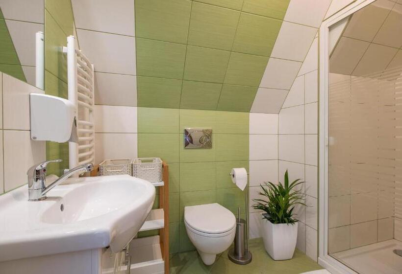 Четырехместный Номер Стандарт, Willa Szmaragd   śniadania   Zniżki Na Termy   Sauna   Bilard   Stoki Narciarskie