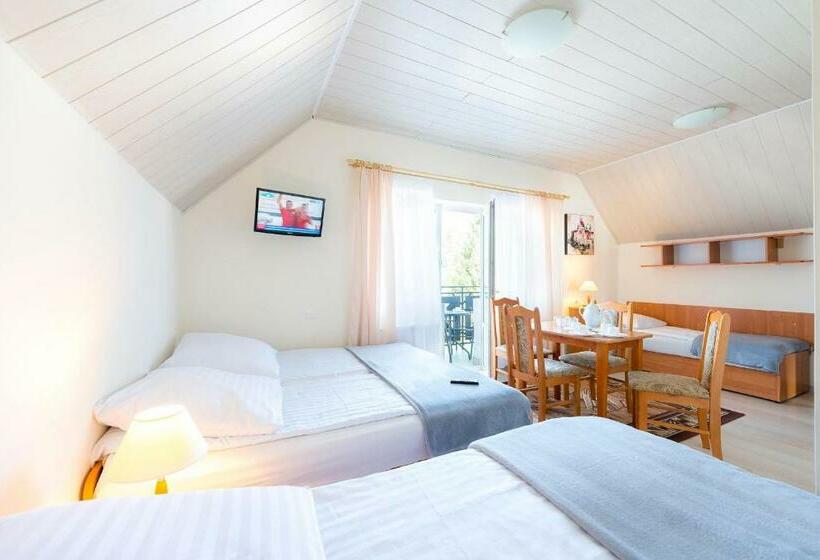 غرفة قياسية رباعية, Piramida Lux