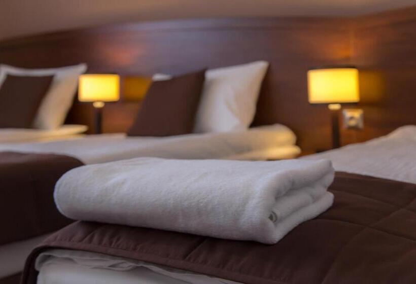 غرفة قياسية ثلاثية, Camelot