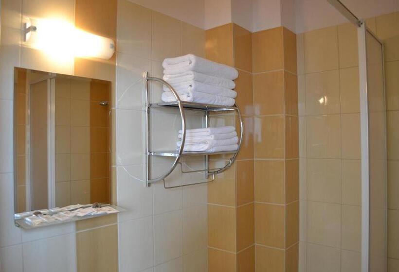 חדר סטנדרט לשלושה, Noclegi Sezam