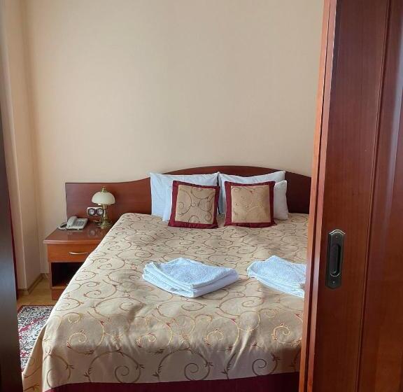 سوئیت با بالکن, Pensjonat Szach