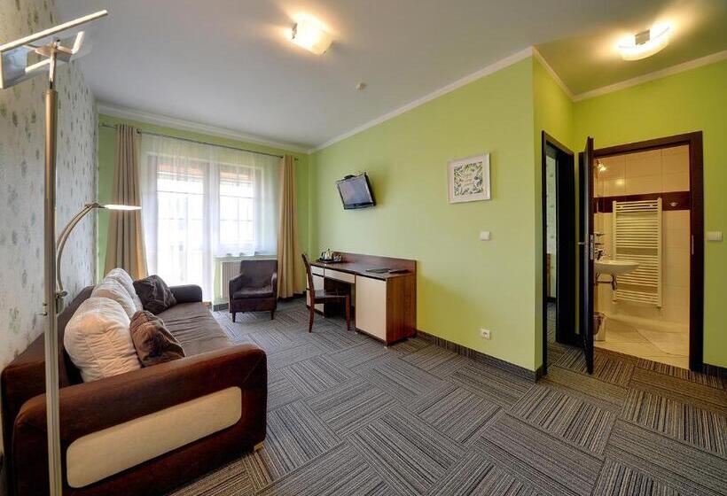 דירת חדר, Willa Petrus